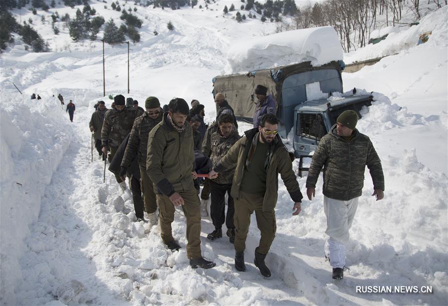 По меньшей мере 11 человек погибли из-за схода лавины в контролируемой Индией части Кашмира