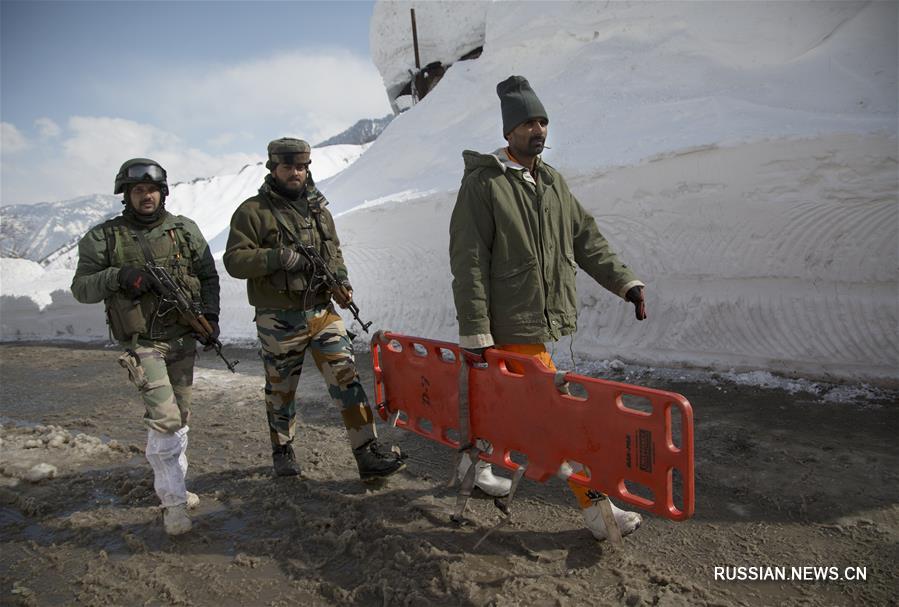 По меньшей мере 11 человек погибли из-за схода лавины в контролируемой Индией части Кашмира