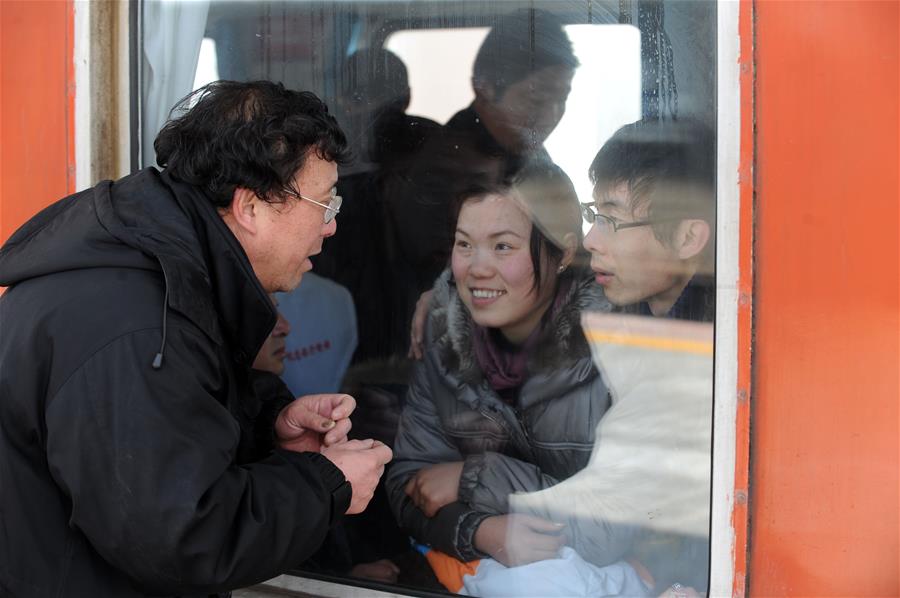 Моменты радости и печали на железнодорожных вокзалах Китая на праздник Весны