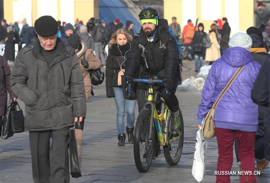 Некоторые жители Киева и зимой не расстаются с велосипедами!