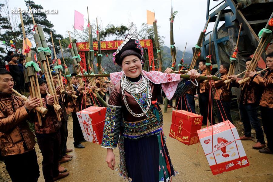 Визит к родителям с подарками -- новогодняя традиция у народности мяо