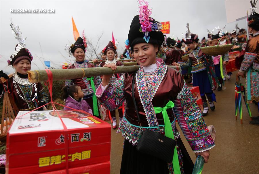 Визит к родителям с подарками -- новогодняя традиция у народности мяо
