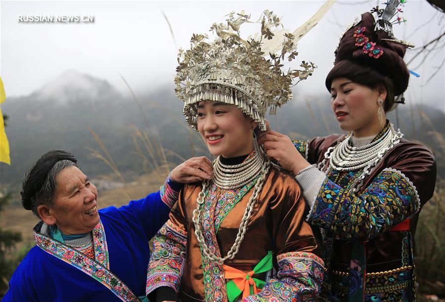 Визит к родителям с подарками -- новогодняя традиция у народности мяо