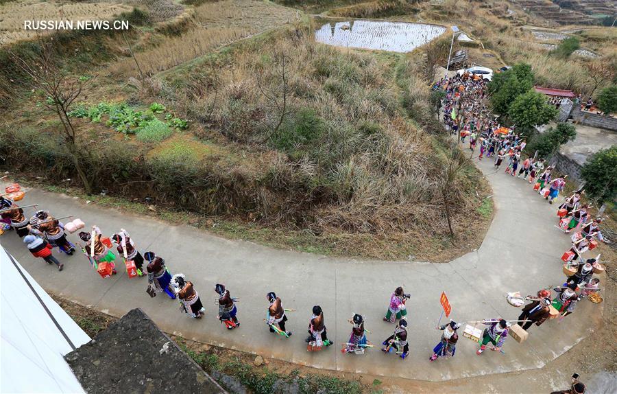 Визит к родителям с подарками -- новогодняя традиция у народности мяо