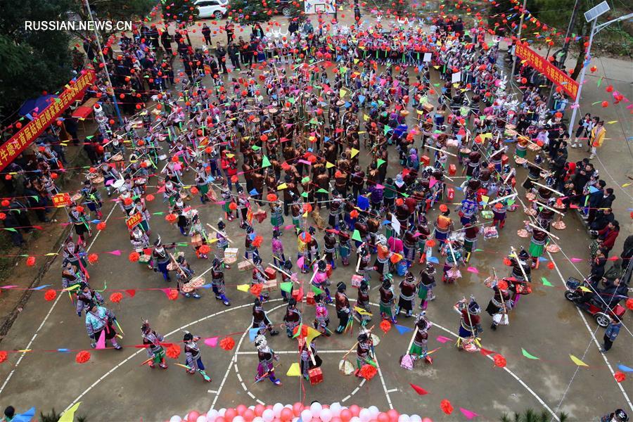 Визит к родителям с подарками -- новогодняя традиция у народности мяо