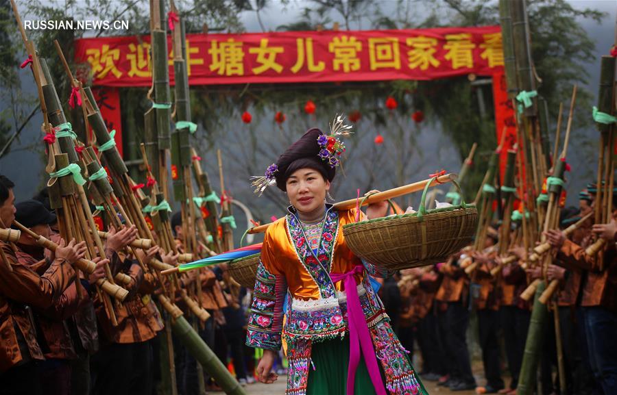 Визит к родителям с подарками -- новогодняя традиция у народности мяо