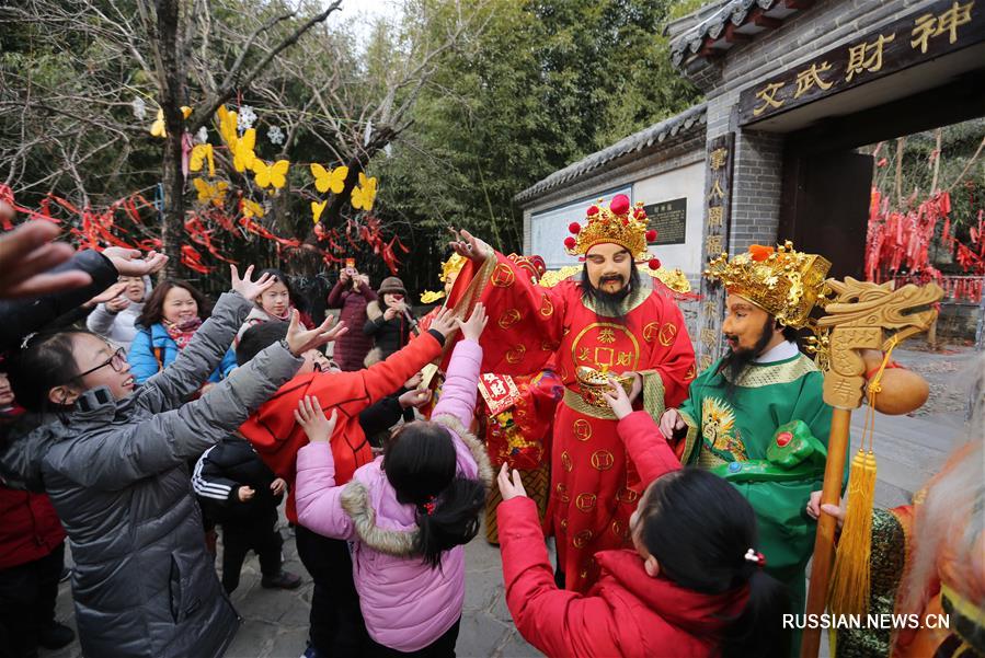 В Китае чествуют Цайшэня -- бога богатства