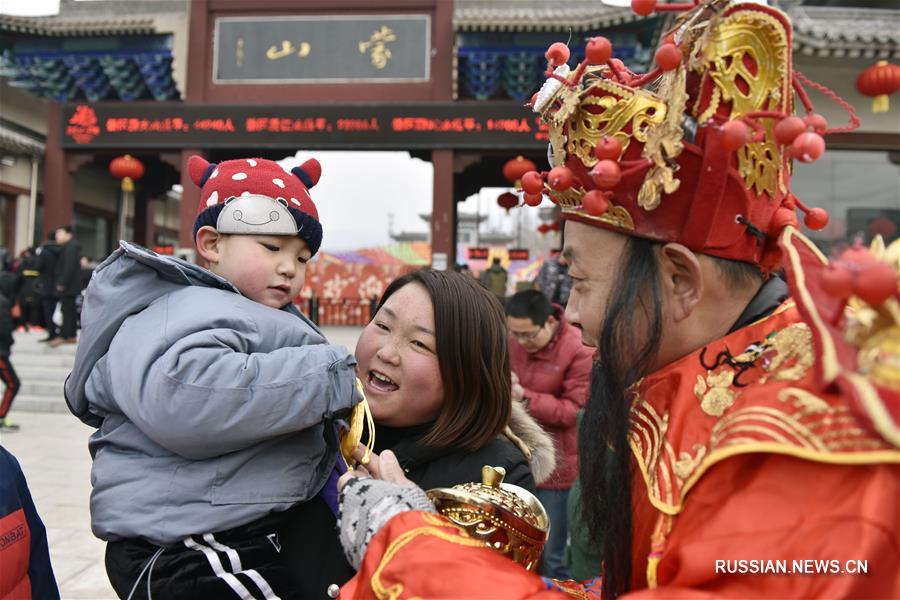 В Китае чествуют Цайшэня -- бога богатства