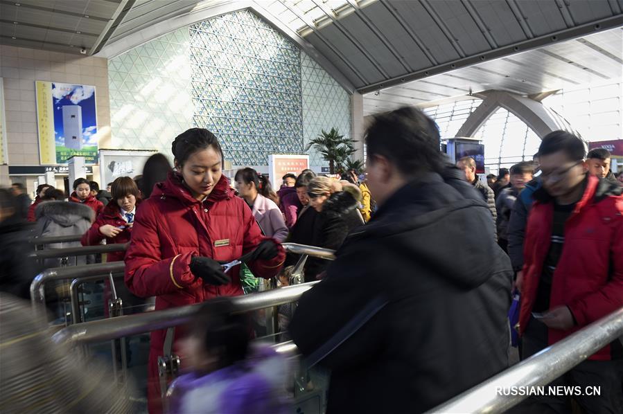За праздничную неделю китайские железные дороги перевезли 60,3 млн пассажиров