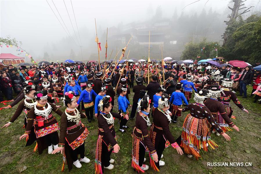 Песни и танцы по случаю праздника Весны в одной из деревень провинции Гуйчжоу
