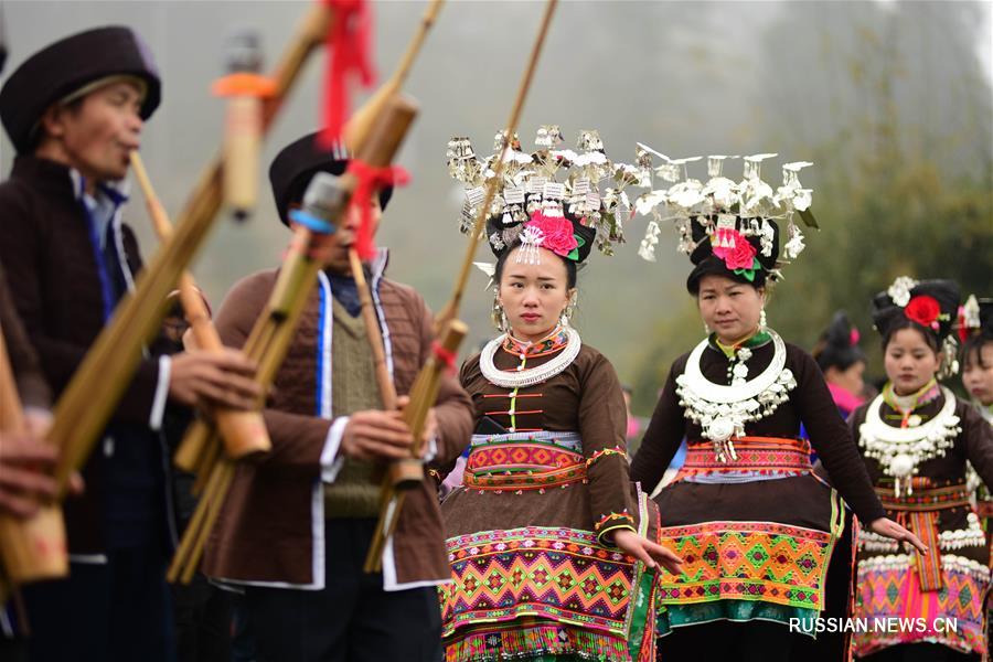 Песни и танцы по случаю праздника Весны в одной из деревень провинции Гуйчжоу