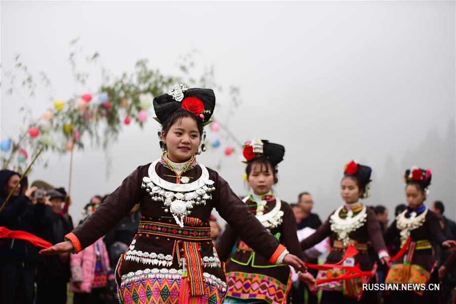 Песни и танцы по случаю праздника Весны в одной из деревень провинции Гуйчжоу