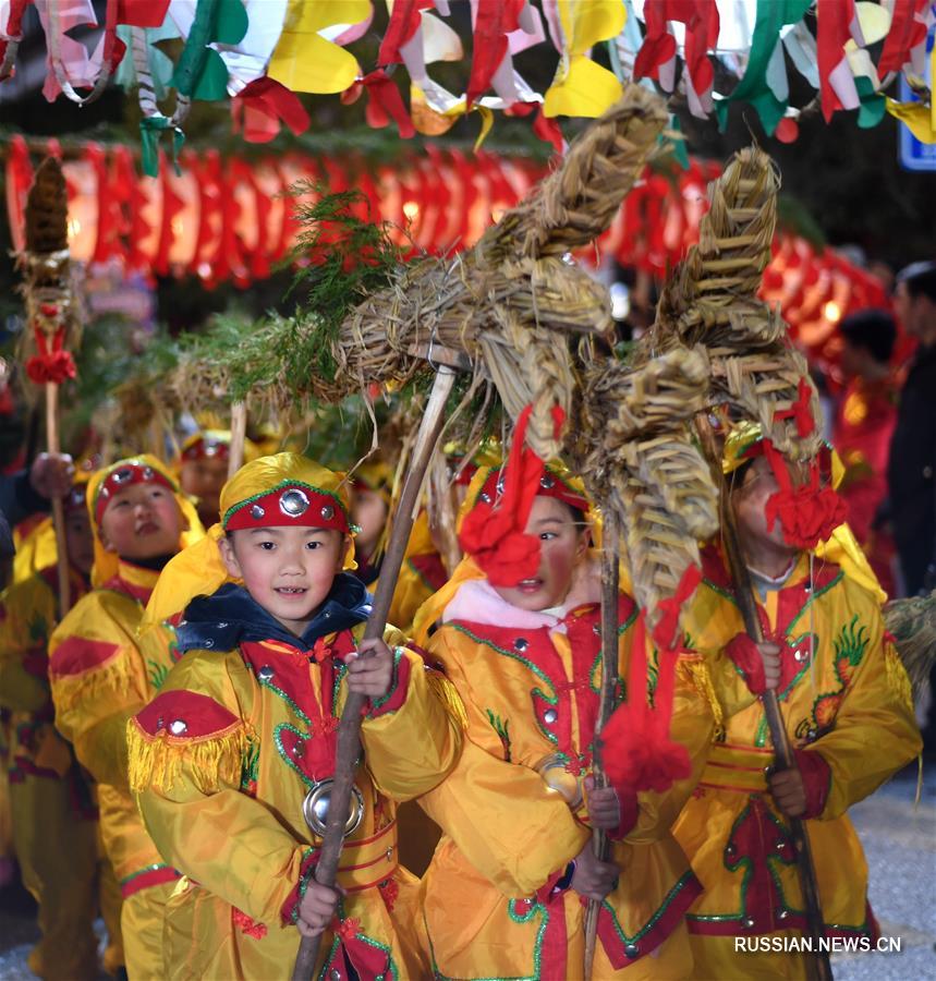 В пров. Гуйчжоу танцами драконов встречают праздник фонарей