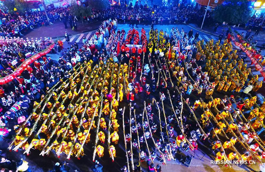 В пров. Гуйчжоу танцами драконов встречают праздник фонарей