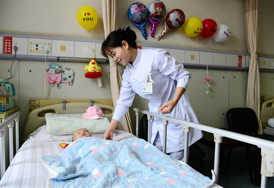 Китайские врачи успешно выполнили пересадку печени полугодовалой "малышке из пробирки"