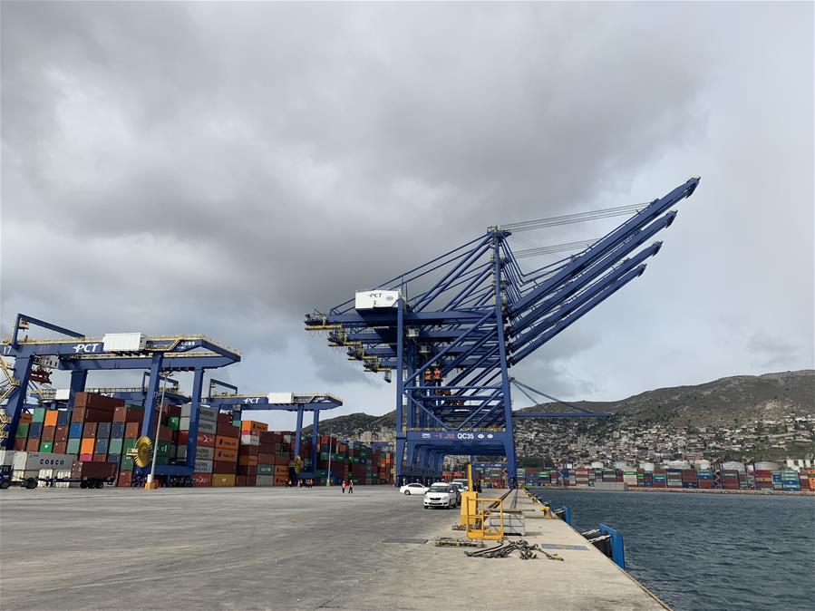 Огромный контейнеровоз из Китая прибыл в греческий порт Пирей