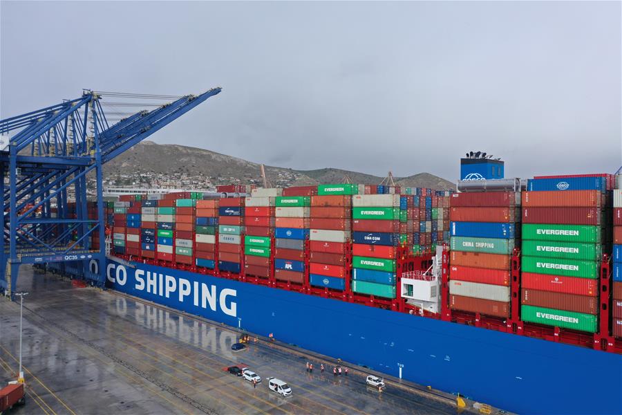 Огромный контейнеровоз из Китая прибыл в греческий порт Пирей