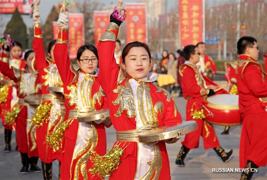 В провинции Шаньси под бой барабанов и гонгов встречают праздник Фонарей