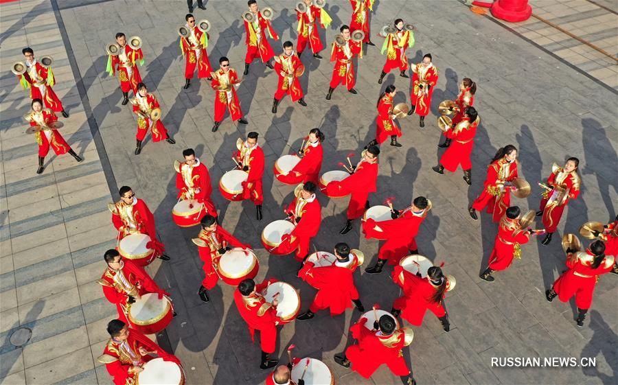 В провинции Шаньси под бой барабанов и гонгов встречают праздник Фонарей