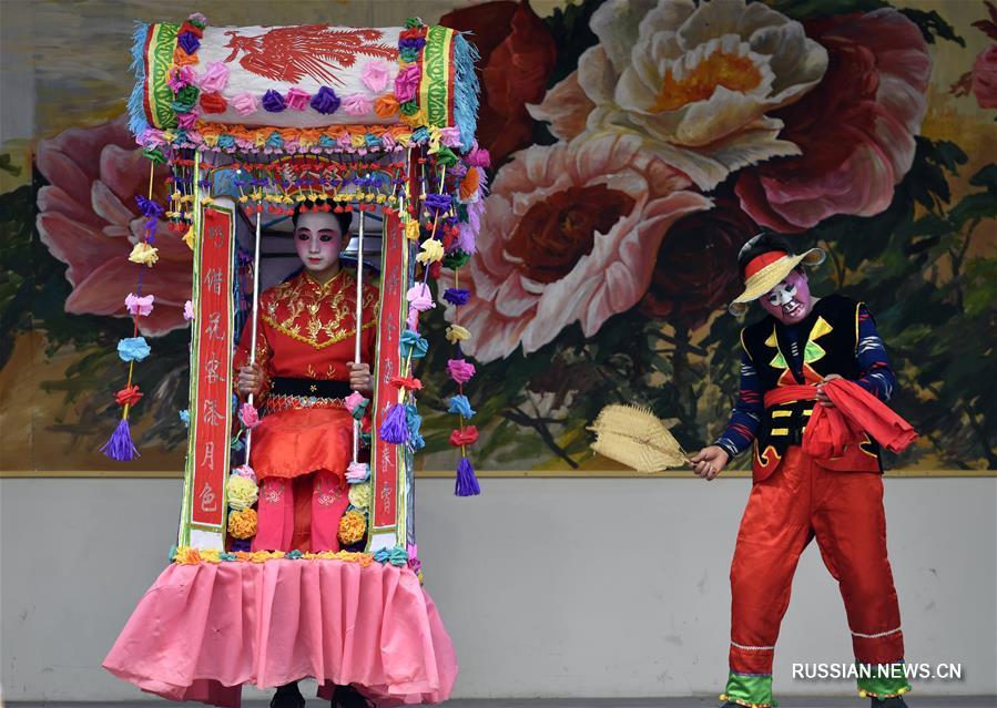 Яркие выступления артистов с цветными фонариками в провинции Ганьсу