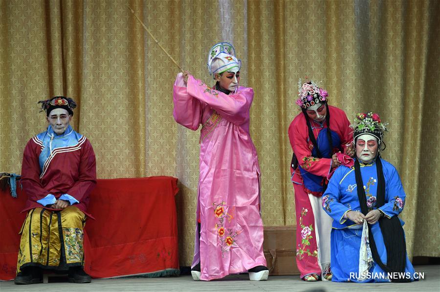 Яркие выступления артистов с цветными фонариками в провинции Ганьсу