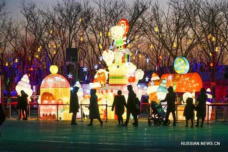 Китайцы встречают праздник Юаньсяоцзе выставками фонарей
