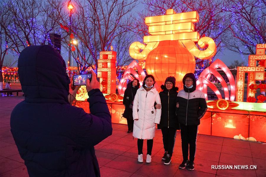Китайцы встречают праздник Юаньсяоцзе выставками фонарей