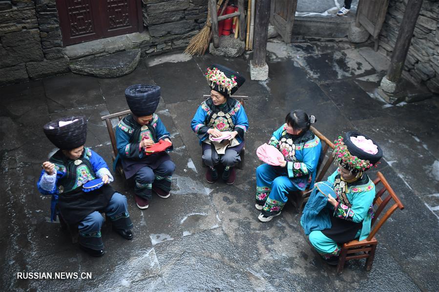 Традиционные ремесла народности мяо спасают от бедности жителей округа Сянси в провинции Хунань