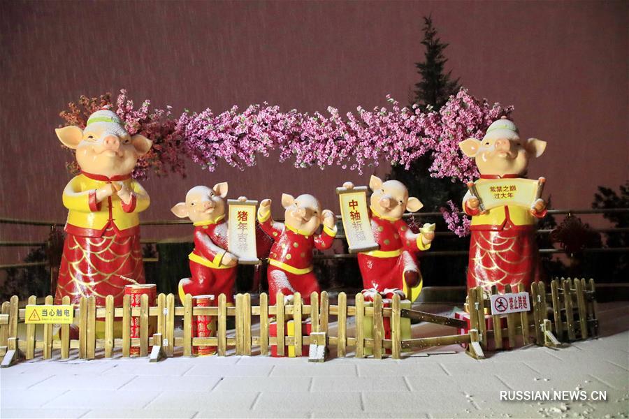 Снег и красные фонарики на праздник Юаньсяо