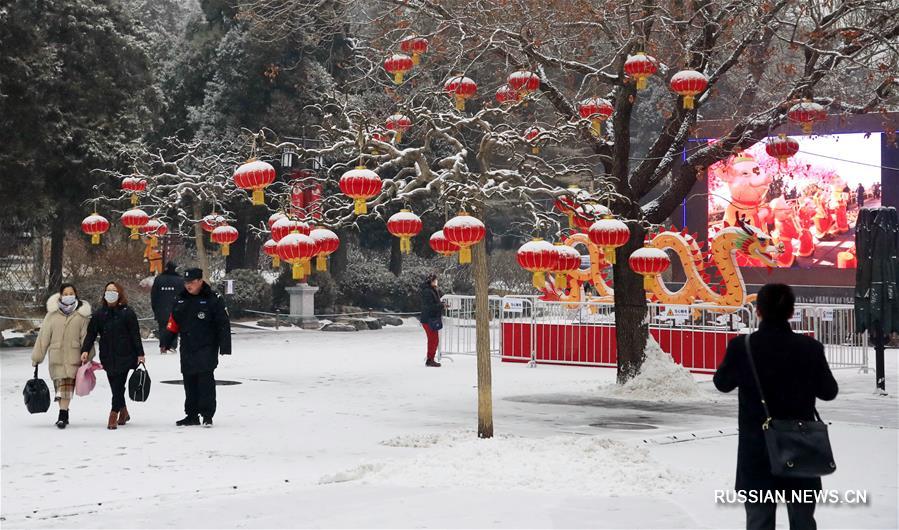 Снег и красные фонарики на праздник Юаньсяо
