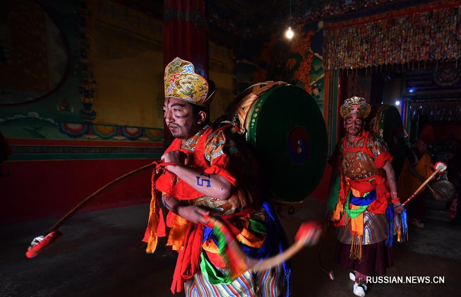 Ритуальные танцы в монастыре Гонггар Чеде