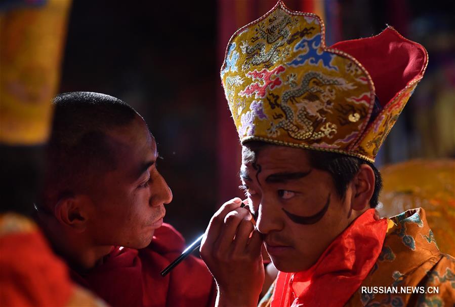 Ритуальные танцы в монастыре Гонггар Чеде