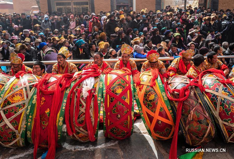 Ритуальные танцы в монастыре Гонггар Чеде