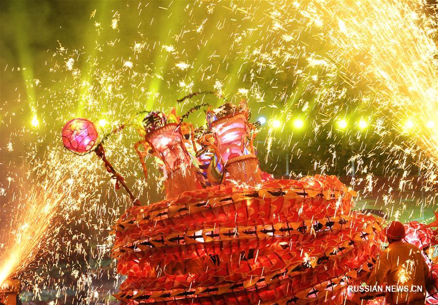 Танцы огнедышащих драконов на праздник Фонарей