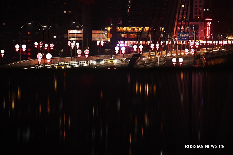 Яркие ночные виды в Чунцине во время праздника Весны