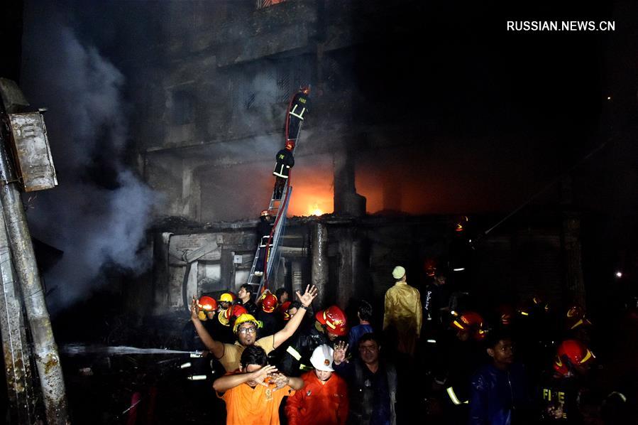 Число жертв пожара в столице Бангладеш возросло до 69