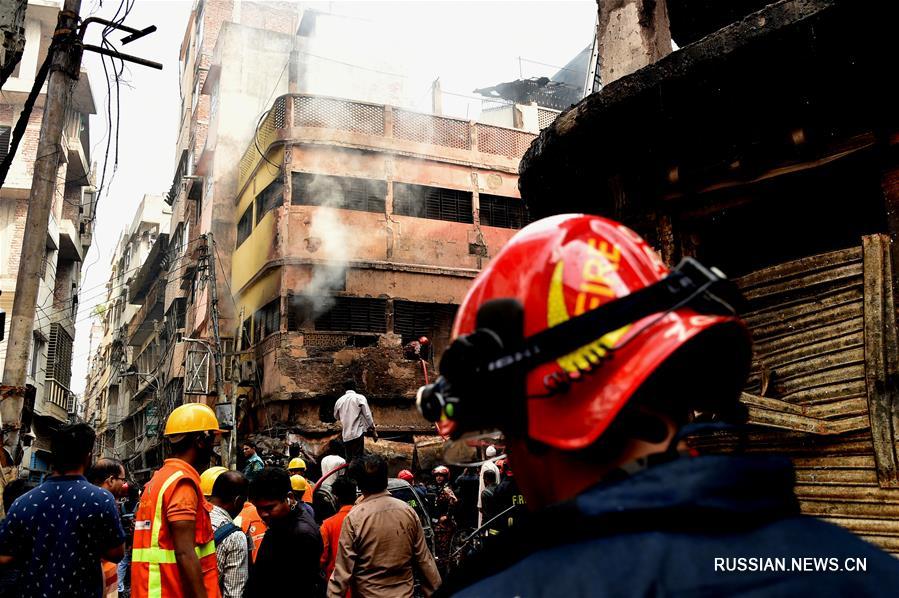 При пожаре в столице Бангладеш погиб по меньшей мере 81 человек