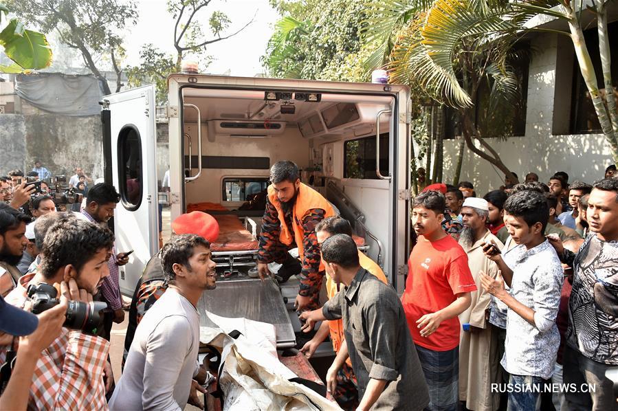 При пожаре в столице Бангладеш погиб по меньшей мере 81 человек