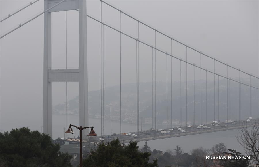 Стамбул окутал густой туман 