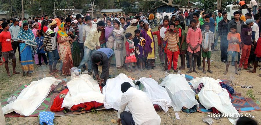 13 человек скончались в результате отравления контрафактным алкоголем в Индии