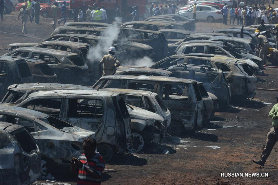 Около 300 машин сгорели в пожаре на автостоянке в индийском Бангалоре