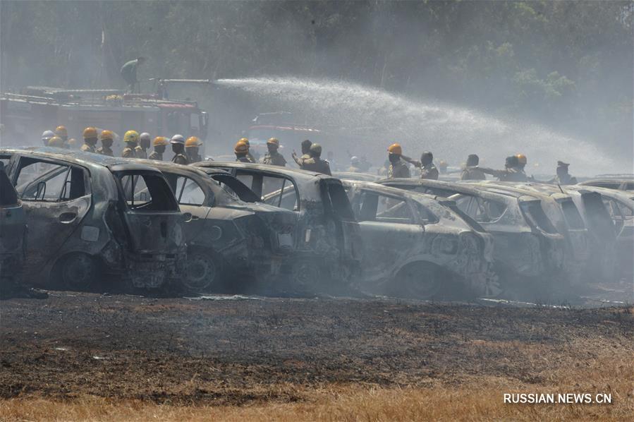 Около 300 машин сгорели в пожаре на автостоянке в индийском Бангалоре