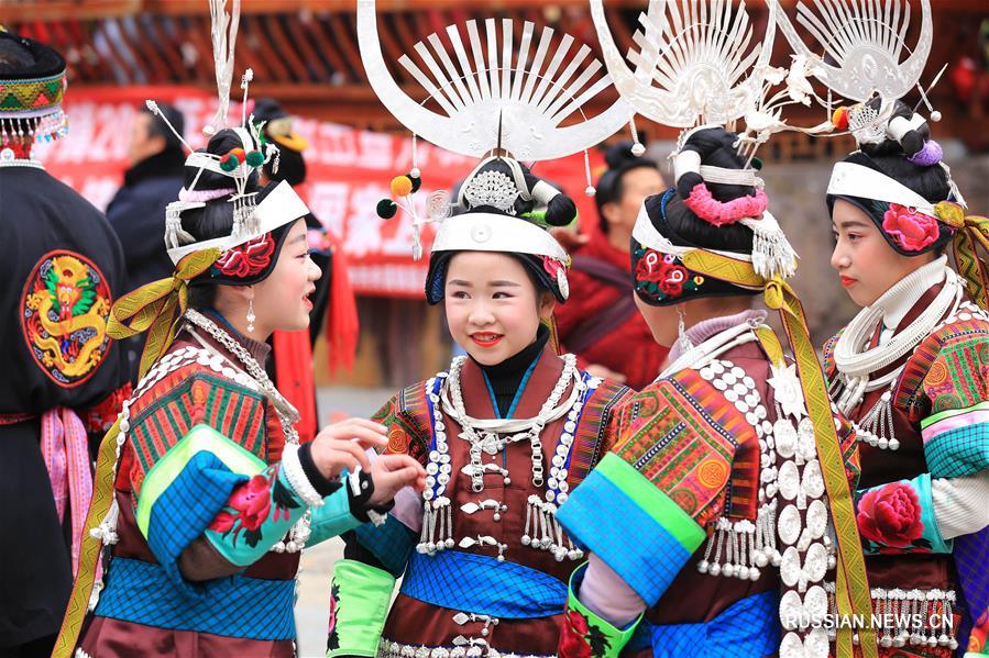 Новогодние торжества народности мяо в поселке Чжоуси