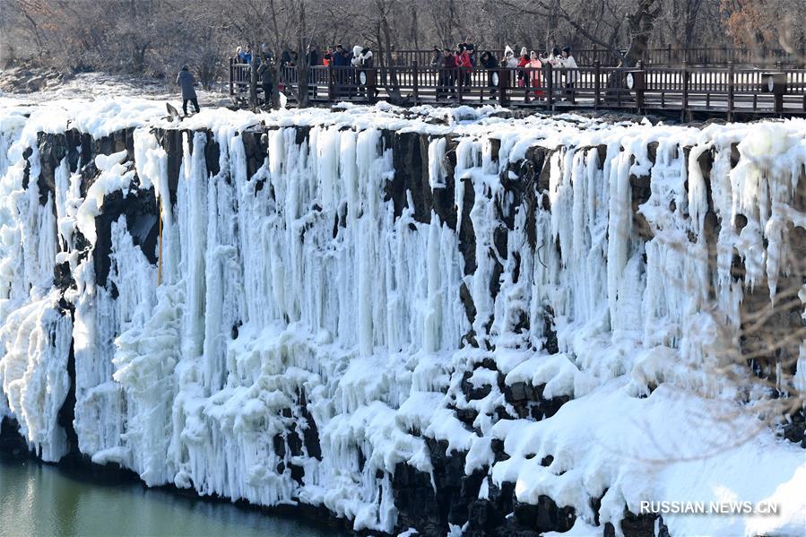 Живописные ледопады на озере Цзинпоху  