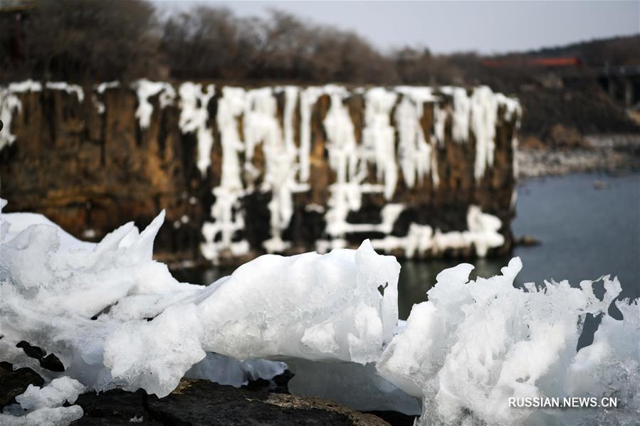 Живописные ледопады на озере Цзинпоху 