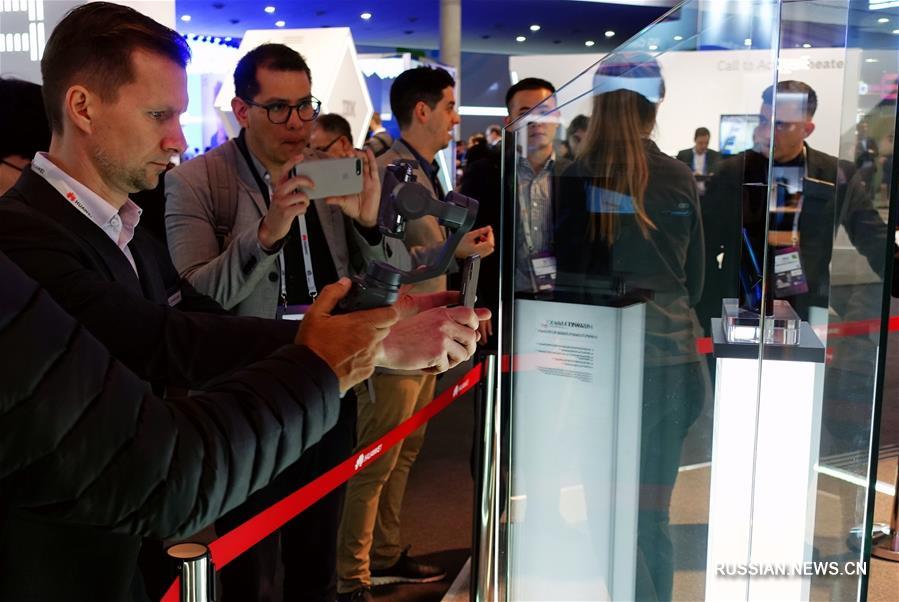 Компания Huawei представила новый складывающийся смартфон Mate X с поддержкой 5G