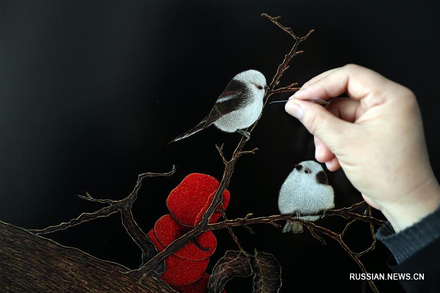 Лезвие вместо кисти -- Неповторимый почерк художницы из Шэньяна  