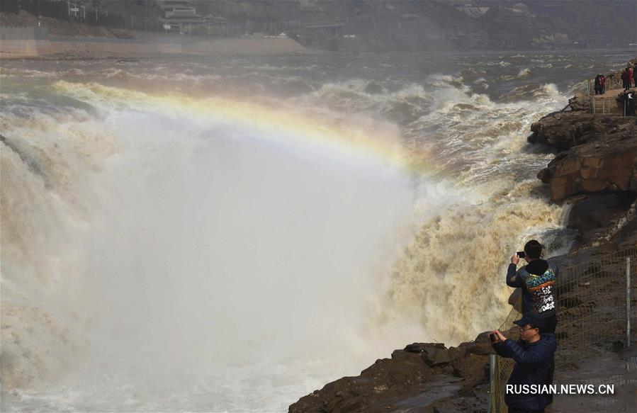 Весеннее увеличение стока воды на водопаде Хукоу