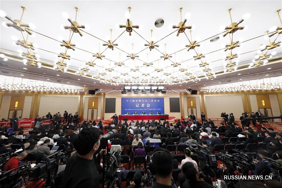 Министр финансов Лю Кунь и его заместители ответил на вопросы журналистов на пресс-конференции в рамках 2-й сессии ВСНП 13-го созыва