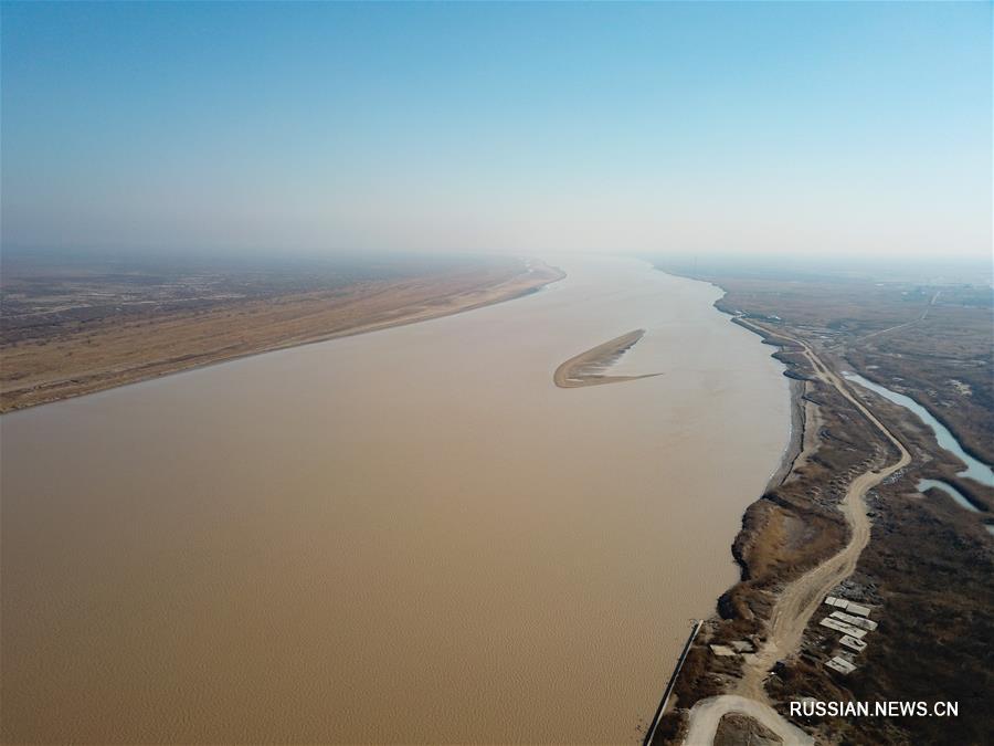 Вид с воздуха на водно-болотные угодья в устье реки Хуанхэ